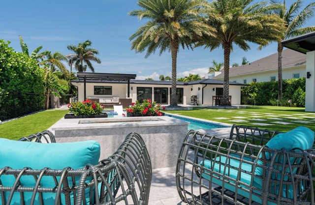 Beautiful views of Naples Bay and walking distance to 5th ave!