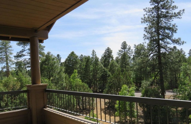 Beautiful views & year round get away: hike/dish/swim/ski/dine/relax