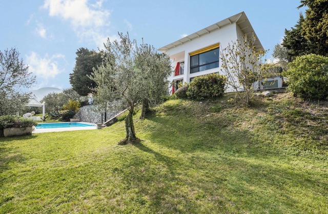 Beautiful "Villa Bianca" with Lake View, Pool, Wi-Fi, Balcony & Terrace