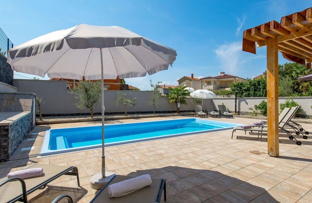 Beautiful villa for 10 guests with WIFI, A/C, private pool, TV, terrace and parking