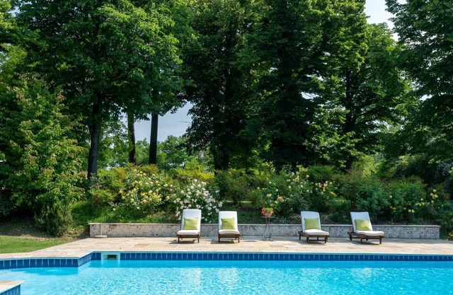 Beautiful villa for 8 people with WIFI, pool, TV, patio, pets allowed and parking
