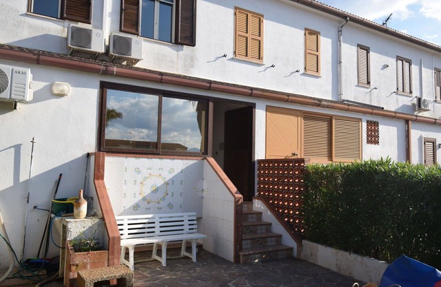 Beautiful villa for 4 guests with A/C, WIFI, TV, balcony, pets allowed, panoramic view and park.