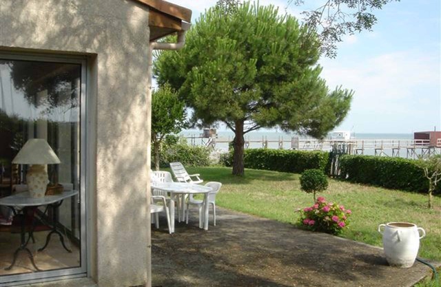 Beautiful VILLA 100m2 with view and direct access to the sea, 3 bedrooms, bathroom, living room, in enclosed park