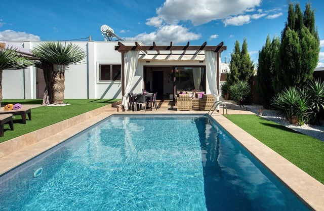 Beautiful villa close to the beach and Ibiza for families and friends