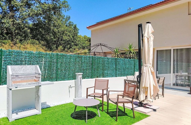 Beautiful villa for 4 people with WIFI, A/C, TV, patio, pets allowed and parking