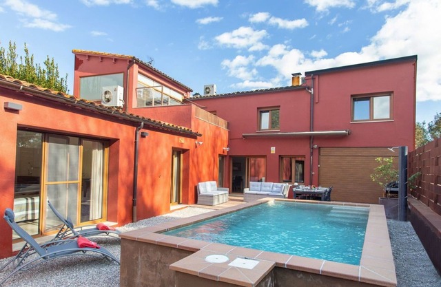 Beautiful villa for 12 people with A/C, WIFI, private pool, TV, patio, pets allowed and parking