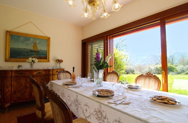 Beautiful villa for 4 people with hot tub, pool, WIFI, TV, patio, pets allowed and parking