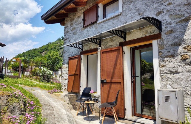 Beautiful villa for 4 guests with TV, patio, pets allowed and parking