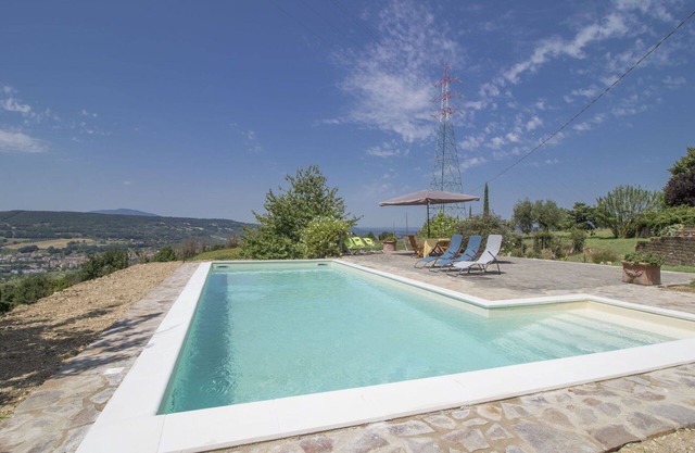 Beautiful villa for 4 people with WIFI, pool, TV, balcony, panoramic view and parking