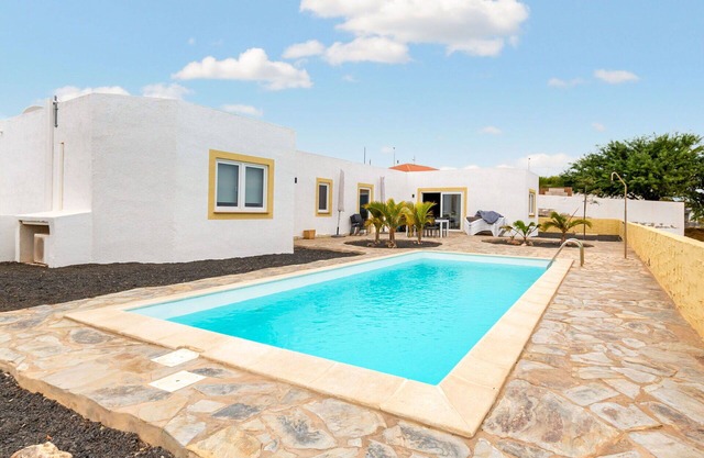 Beautiful villa for 6 guests with private pool, WIFI, TV, terrace and parking