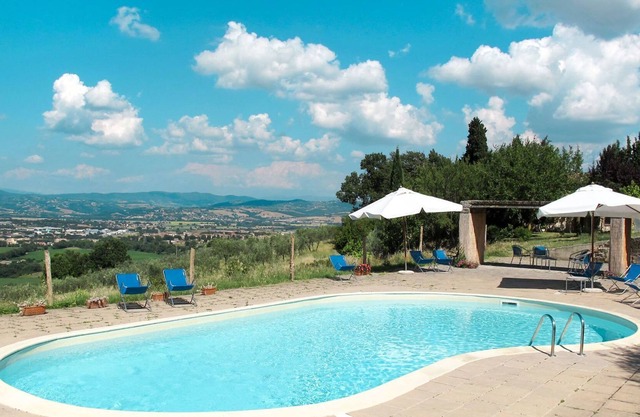 Beautiful villa for 6 people with WIFI, pool, TV, patio, pets allowed and parking