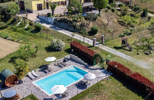Beautiful villa for 6 people with pool, WIFI, TV, patio, pets allowed and parking