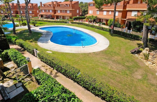 Beautiful villa for 8 guests with A/C, pool, WIFI, TV and patio