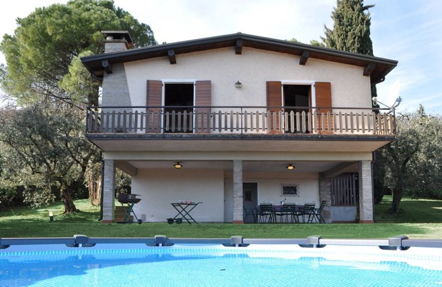 Beautiful Villa in the green hills of Lake Garda.With Pool and Air cond.
