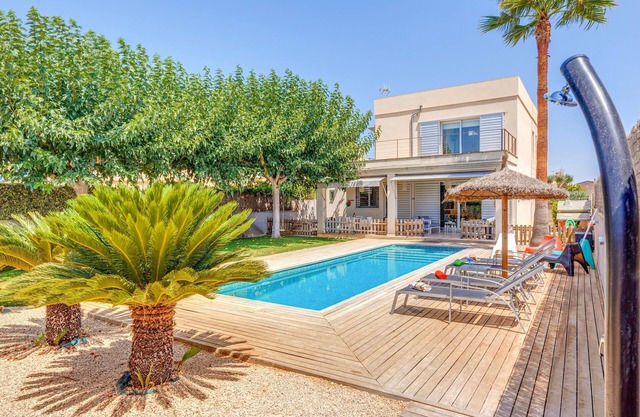Beautiful Villa Ronda Estación with Pool, Terrace, Garden, Wi-Fi & Air Conditioning; Street Parking Available