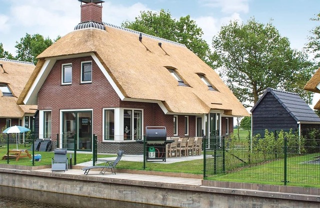 Beautiful villa with enclosed garden, in a holiday park in Friesland