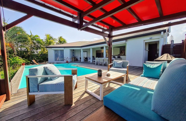 Beautiful villa with swimming pool and jacuzzi for 8
