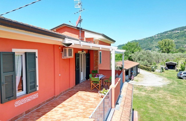 Beautiful villa with WIFI, A/C, TV, terrace, pets allowed and parking, close to La Spezia