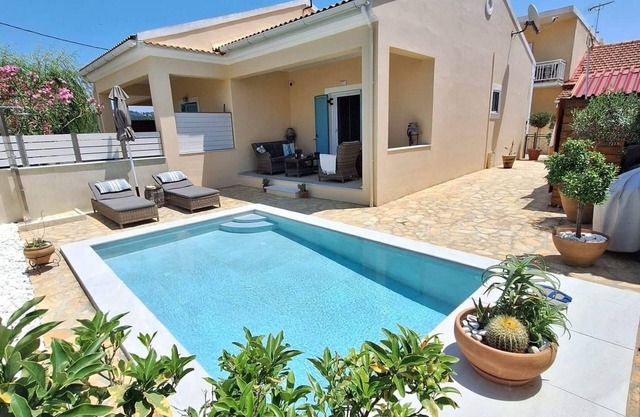 Beautiful villa with private infinity pool at 300m from the beach and restaurant