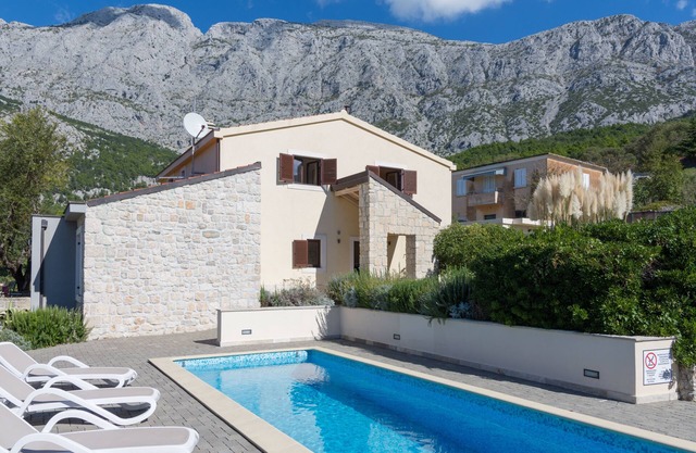 Beautiful Villa with Large Swimming Pool