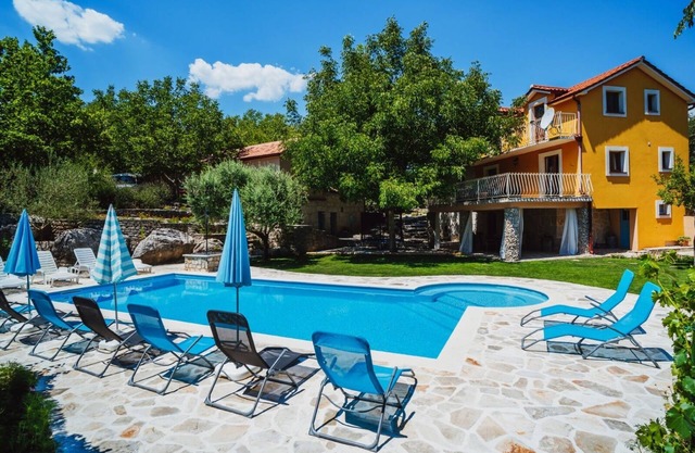 BEAUTIFUL VILLA WITH PRIVATE SWIMMING POOL AND OUTSIDE BARBICUE NEAR MAKARSKA