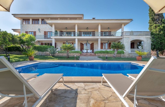 Beautiful Villa with Pool, Wi-Fi, Garden and Terrace; Parking Available