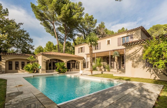Beautiful villa with swimming pool, in a peaceful setting surrounded by pine trees