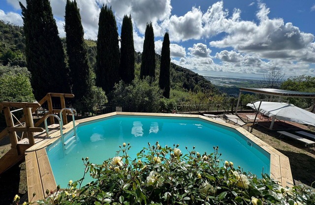 Beautiful villa with WIFI, private pool, TV, terrace, panoramic view and parking, close to Lucca