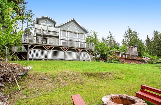 Beautiful waterfront gem with gas grill, fast WiFi, shared pool & ideal location