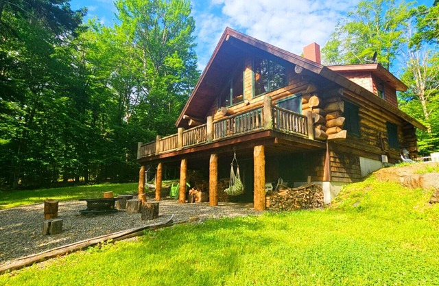 Beautiful Waterfront Log Cabin on Lake Brassua