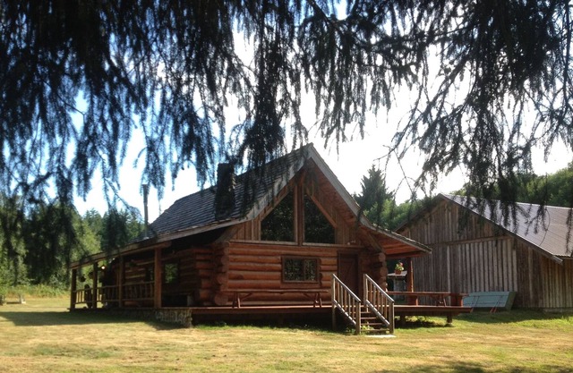 Beautiful Waterfront Log Cabin with Hot Tub and Sauna