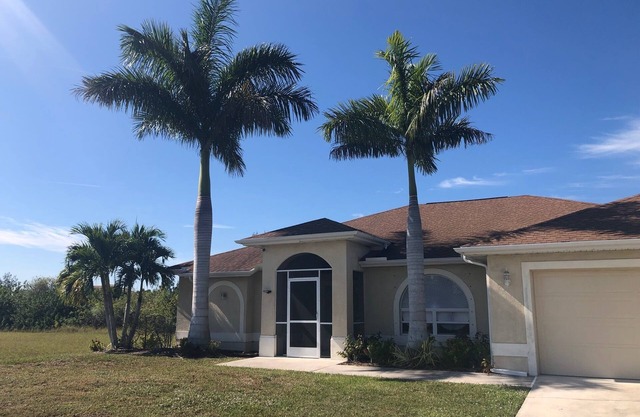 Beautiful Waterfront 3 Bedroom Villa with Heated Pool and Spa, Sleeps 6