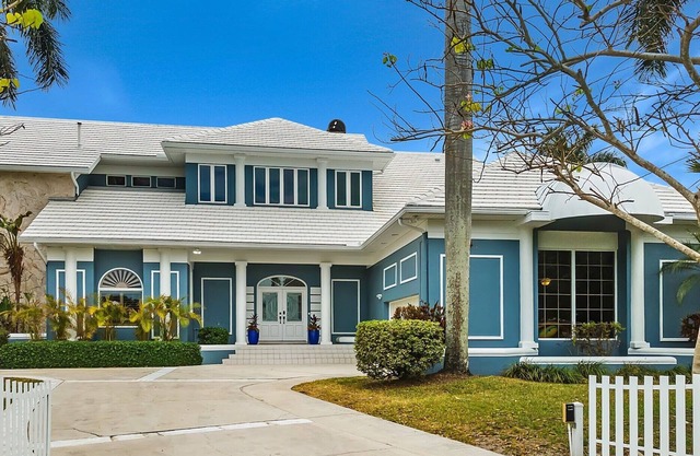 Beautiful Waterfront Living in Ft Myers