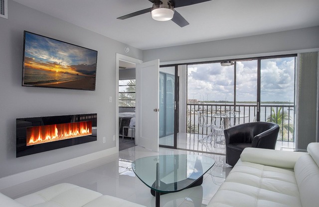 BEAUTIFUL WATERVIEW-MODERN 2 BED - POOL, MARINA, NEAR BEACH
