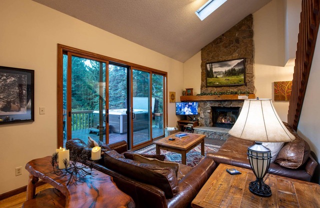 Beautiful, Well-Equipped Home on River, Hot Tub, Close to Rocky Mtn. N P & YMCA
