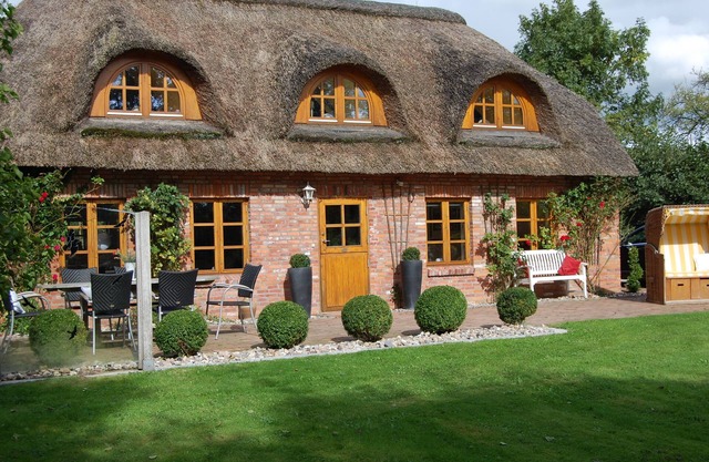 Beautiful well-kept thatched cottage in Tating WLAN, sauna, fireplace, quiet location