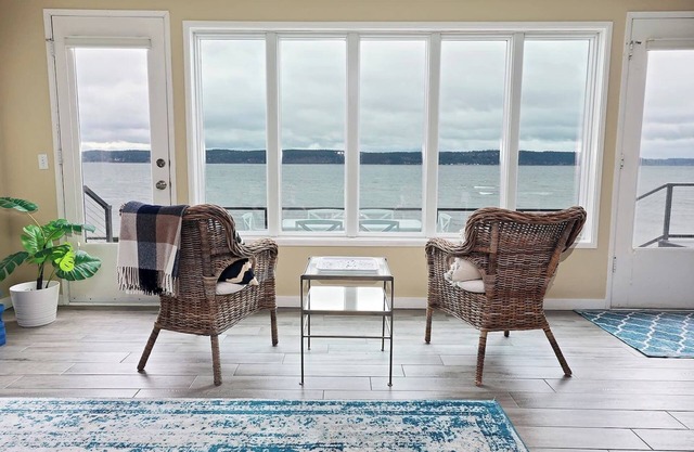 Beautiful Whidbey Island Waterfront 2 Bedroom, 2 Bath home, Sleeps 6