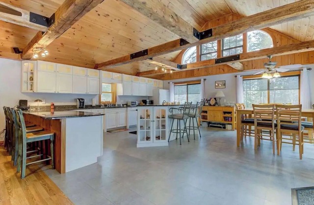 Beautiful White Mountains chalet - walk to water, pet friendly, all amenities