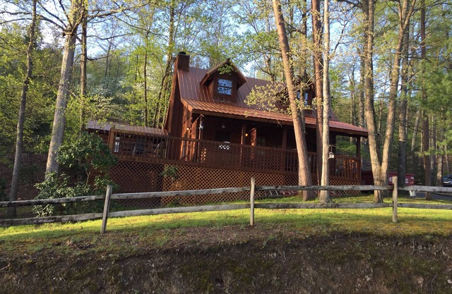 Beautifull Log Cabin in a peacefull wooded setting, minutes from Pigeon Forge.
