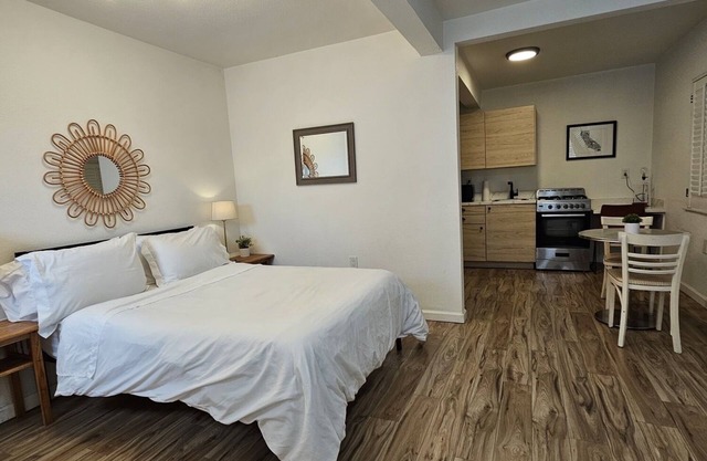 Beautifull Renovated Designer Staged Studio Close to Bart and Prescott Market