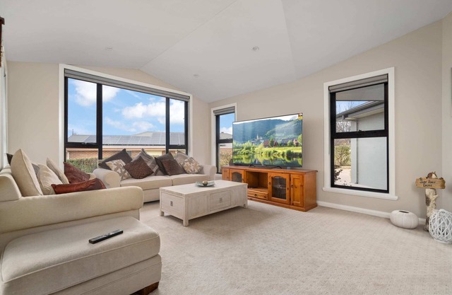 Beautifully Appointed Spacious & Cosy 4 Bedroom Home