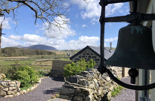 Beautifully converted dream retreat for 2 - hot tub, glorious views of Snowdon!