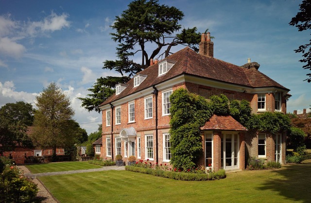 Beautifully Converted 17th C Grade II Stables/Coach House/Barn In Quiet Location