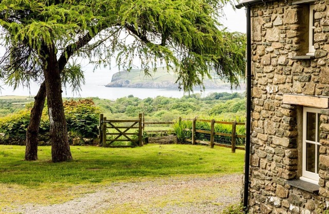Beautifully converted barn on Angel Mountain (Carn Ingli). Sea view & spectacular sunsets