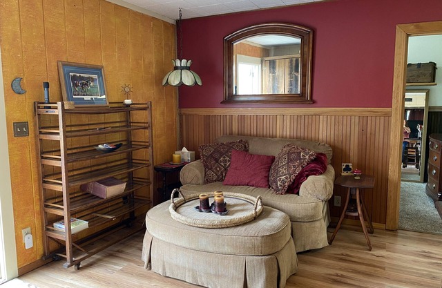 Beautifully decorated Cottage on 30 acre ranch, accommodations for horses extra