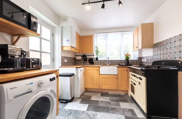 Beautifully decorated 4 bedroom house in Reading - Near City Centre - Free off street parking - Private Garden - Close to amenities and attractions