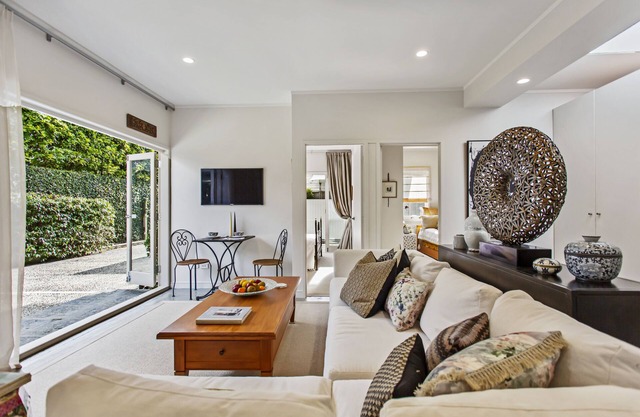 Beautifully decorated, stylish and comfortable, central Auckland