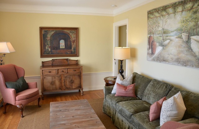 Beautifully Decorated Townhouse 2 Blks From Square