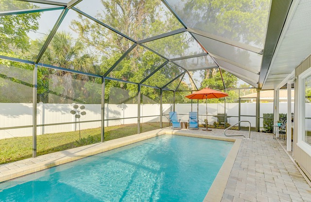 Beautifully Decorated Pool Home 2 Bed/2 Bath minutes away from Siesta Key Beach!