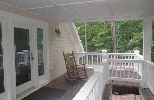 Beautifully extra large,1700sq ft., one bedroom 1.5 bath cottage/timber views